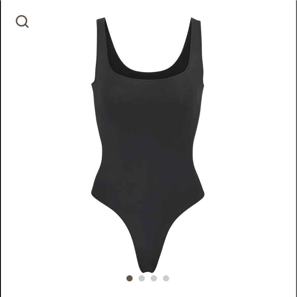 SKIMS ESSENTIAL SCOOP NECK BODYSUIT